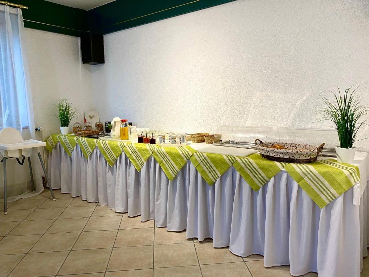 Hotel Zum Hahn Garbsen Bagian luar foto