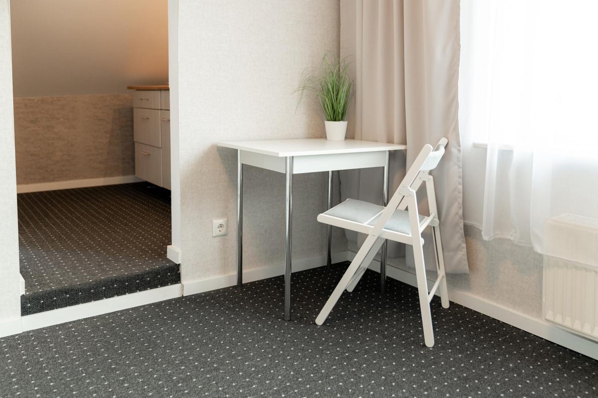 Hotel Zum Hahn Garbsen Bagian luar foto