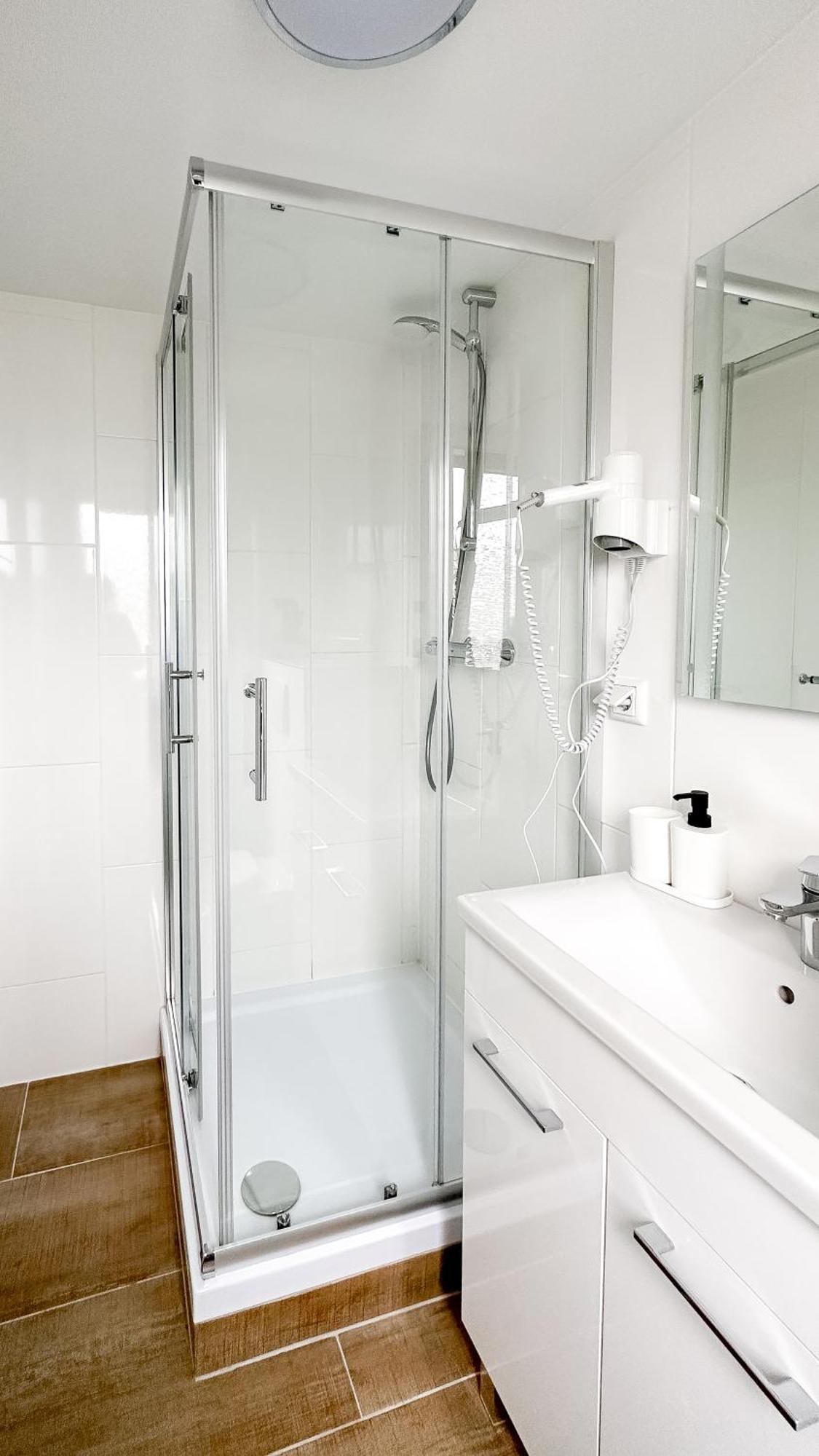 Hotel Zum Hahn Garbsen Bagian luar foto