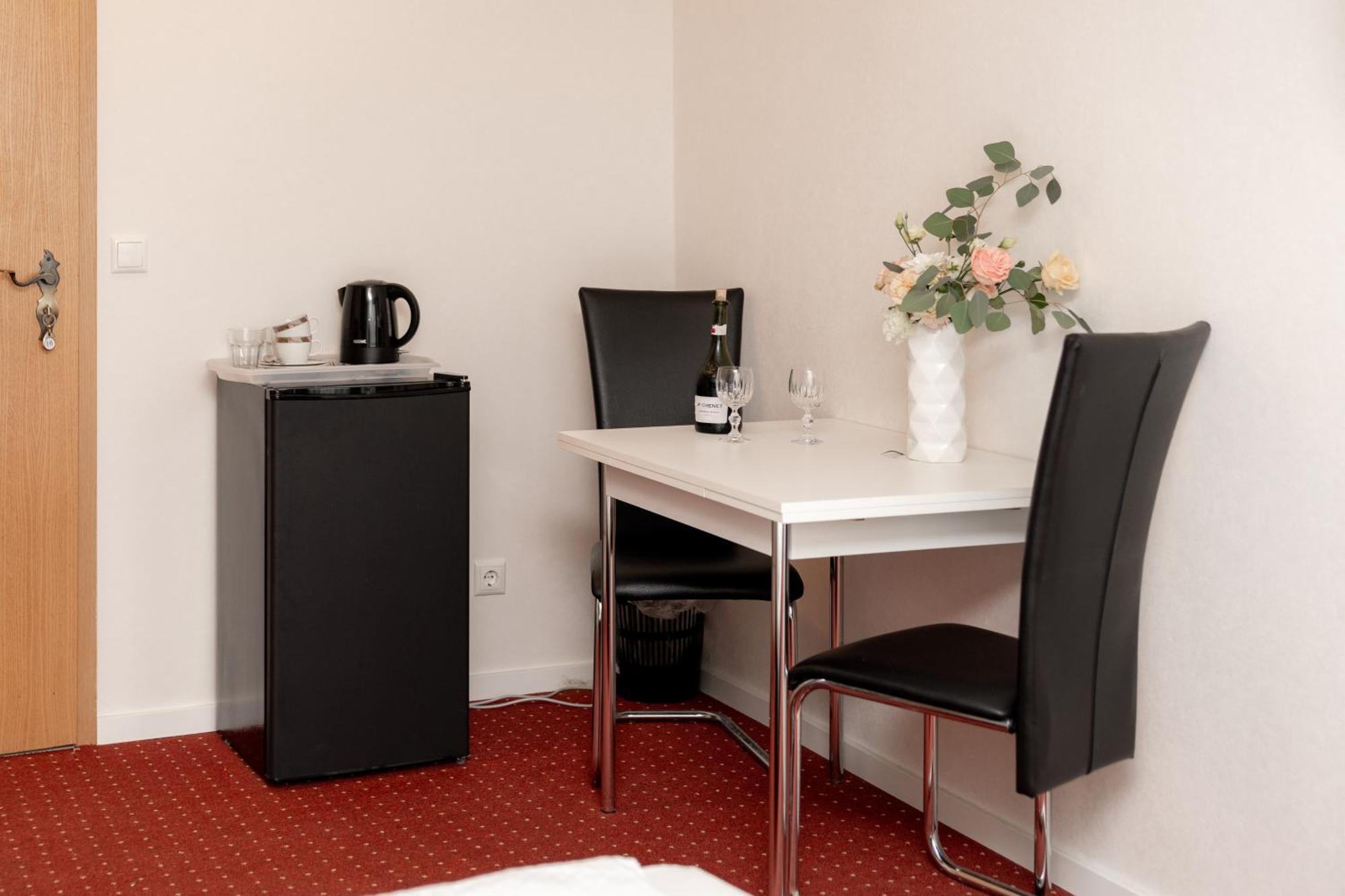 Hotel Zum Hahn Garbsen Bagian luar foto