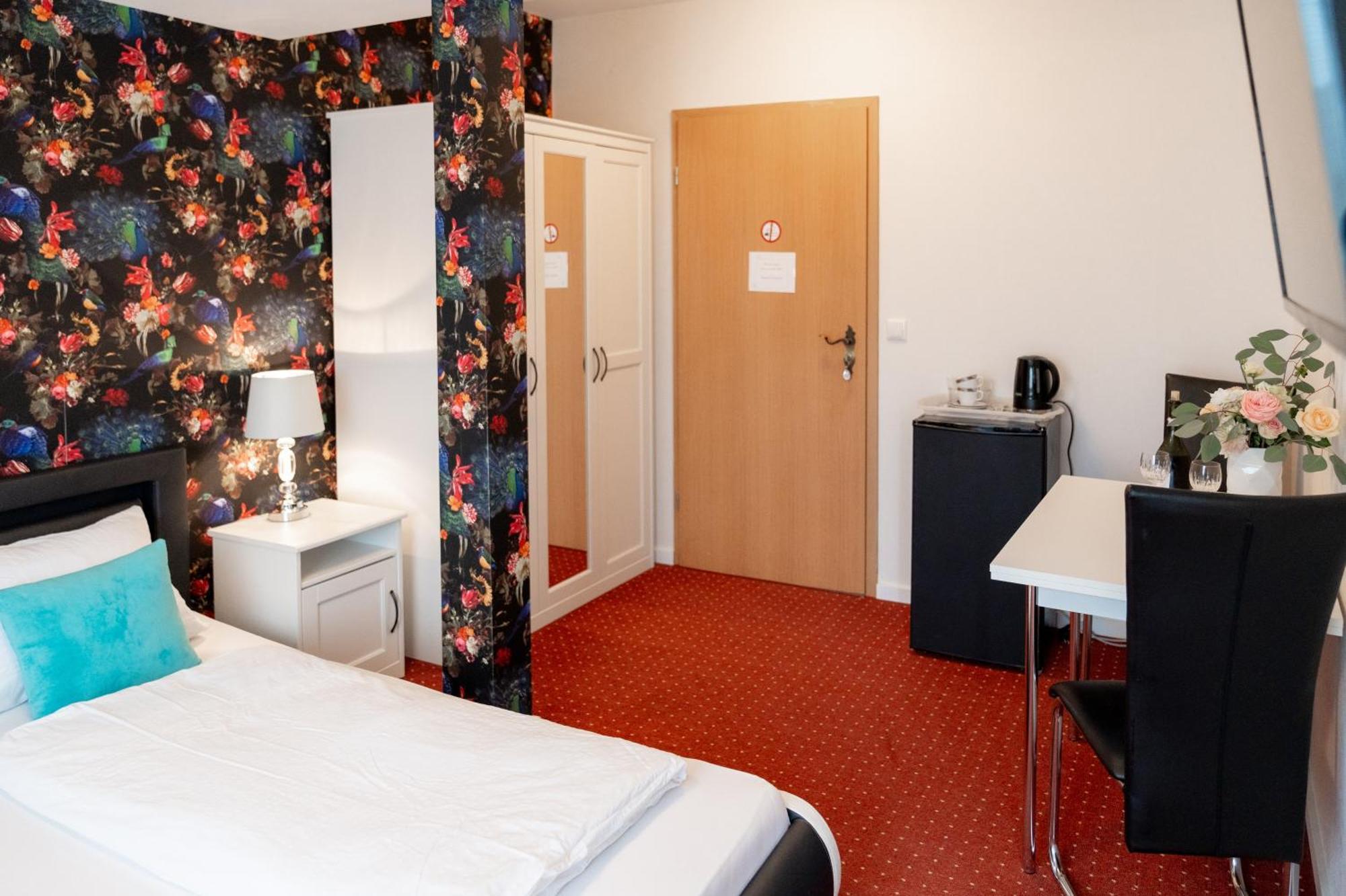 Hotel Zum Hahn Garbsen Bagian luar foto