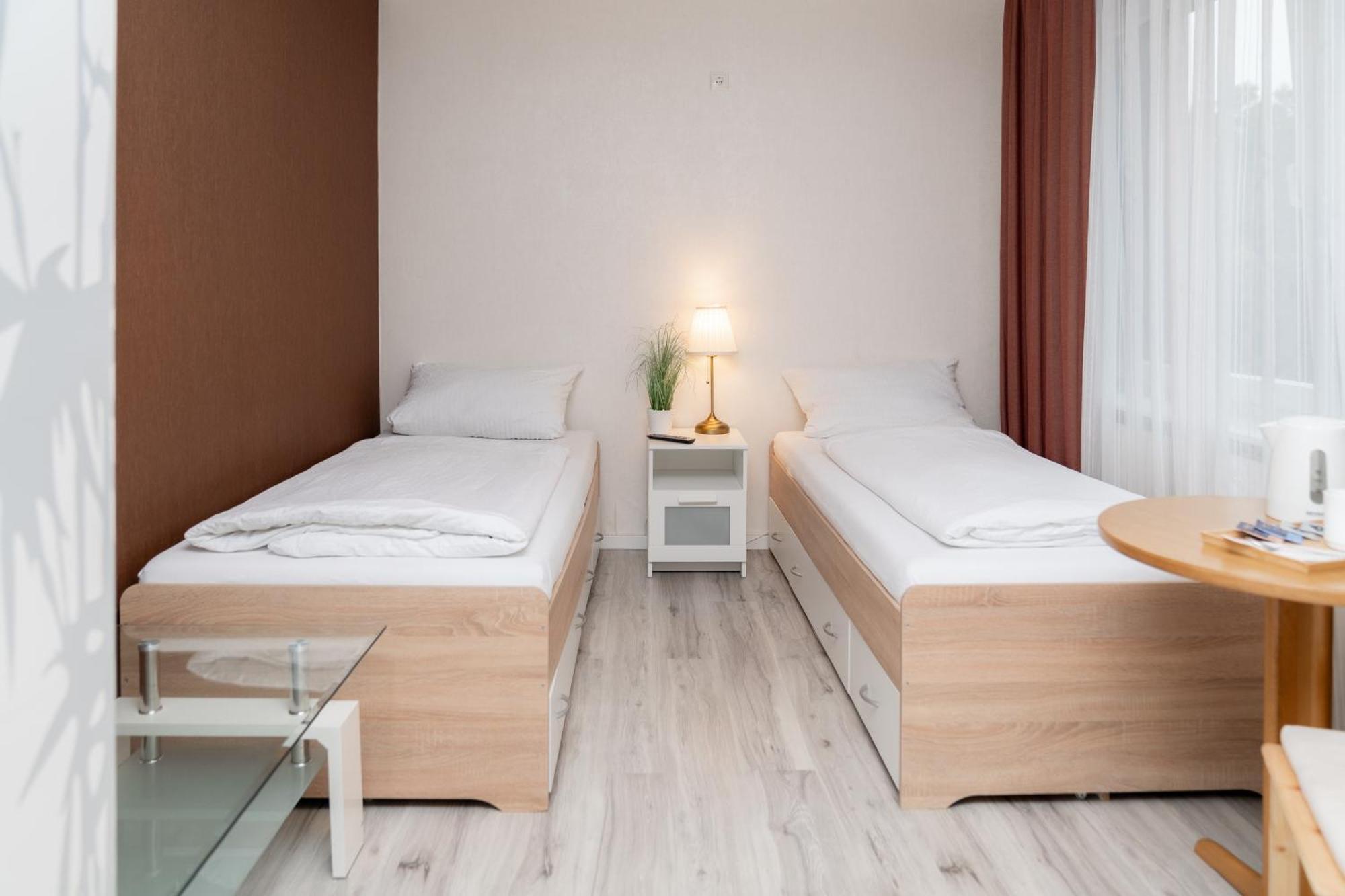 Hotel Zum Hahn Garbsen Bagian luar foto