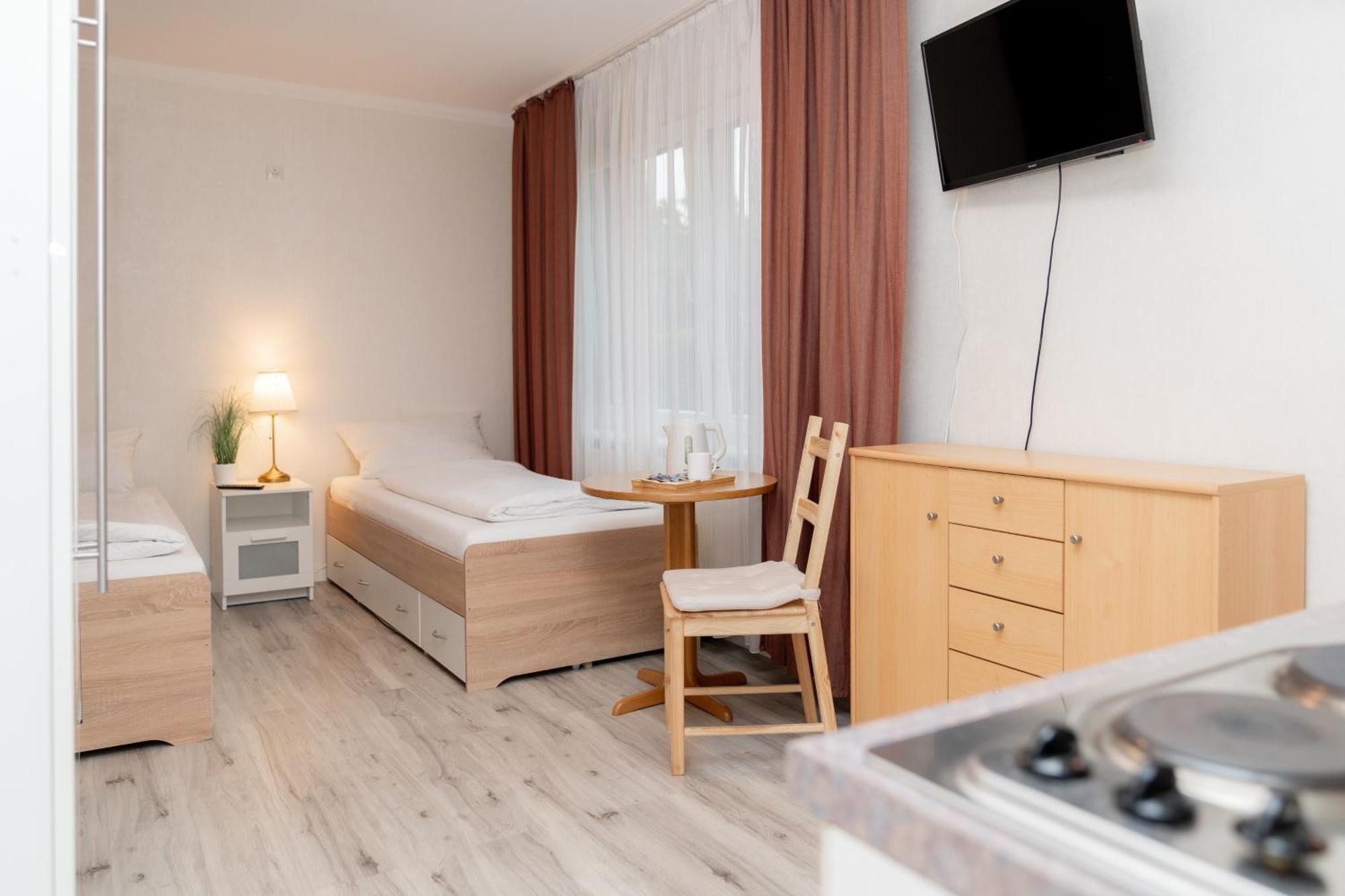 Hotel Zum Hahn Garbsen Bagian luar foto