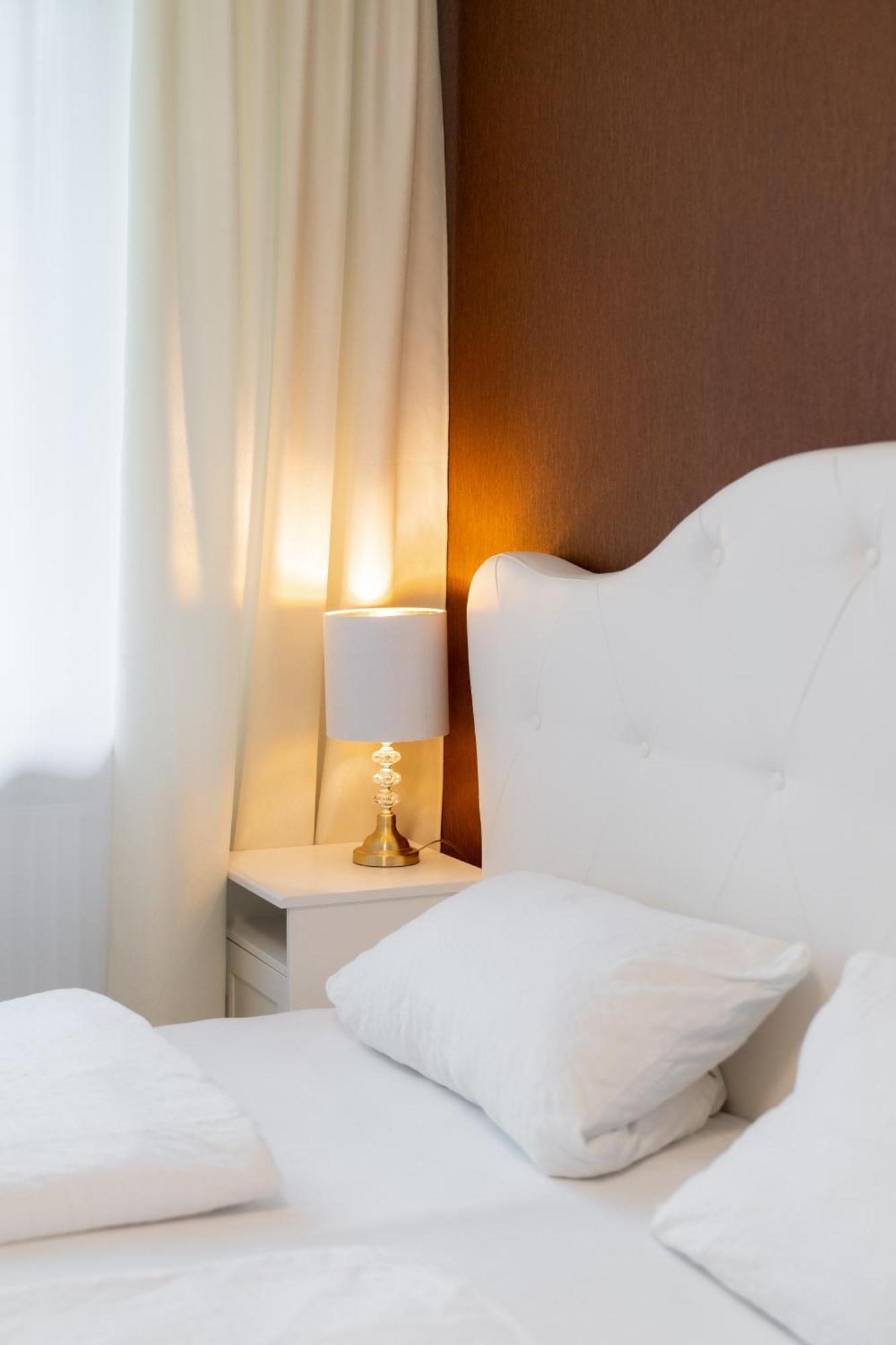 Hotel Zum Hahn Garbsen Bagian luar foto