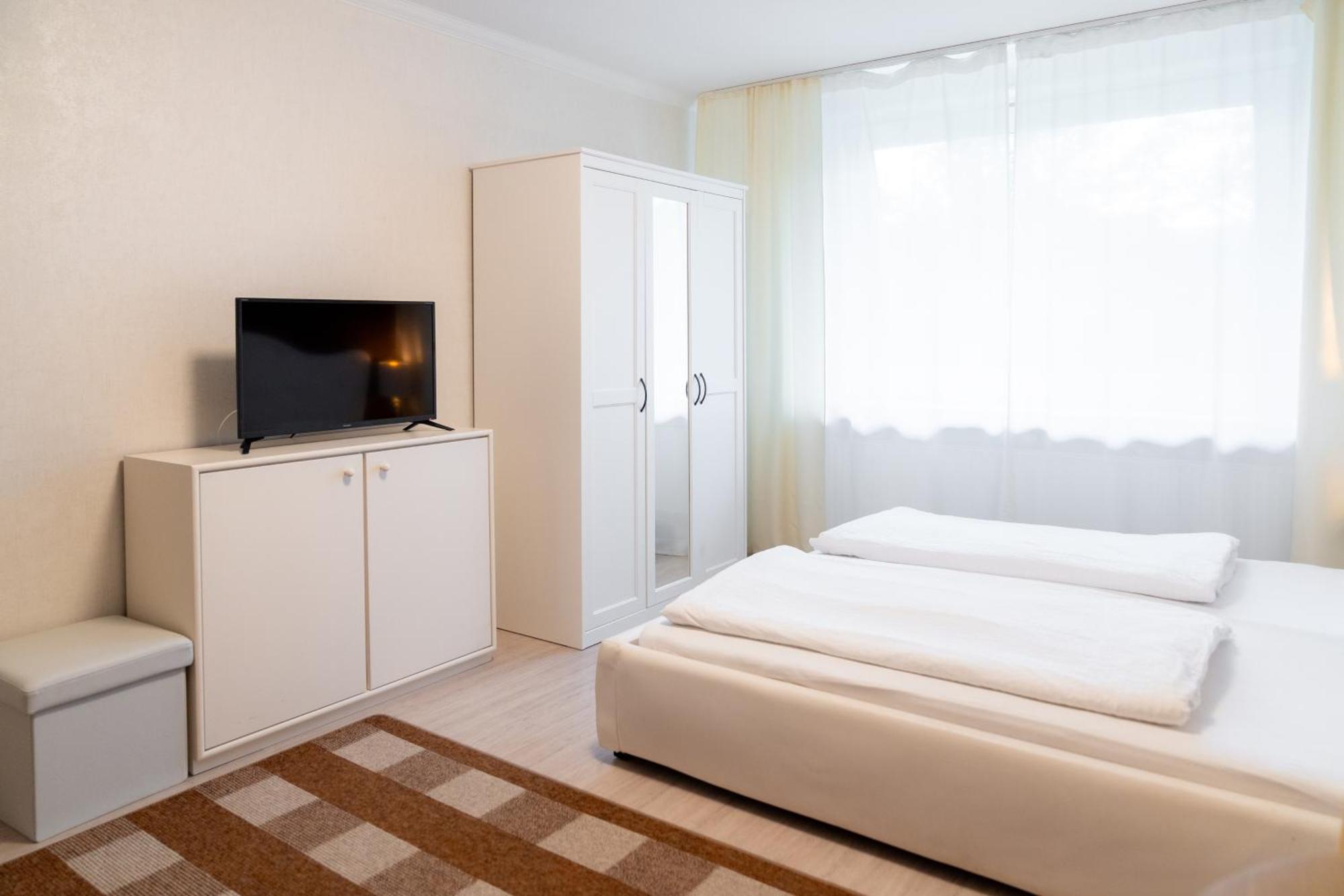 Hotel Zum Hahn Garbsen Bagian luar foto